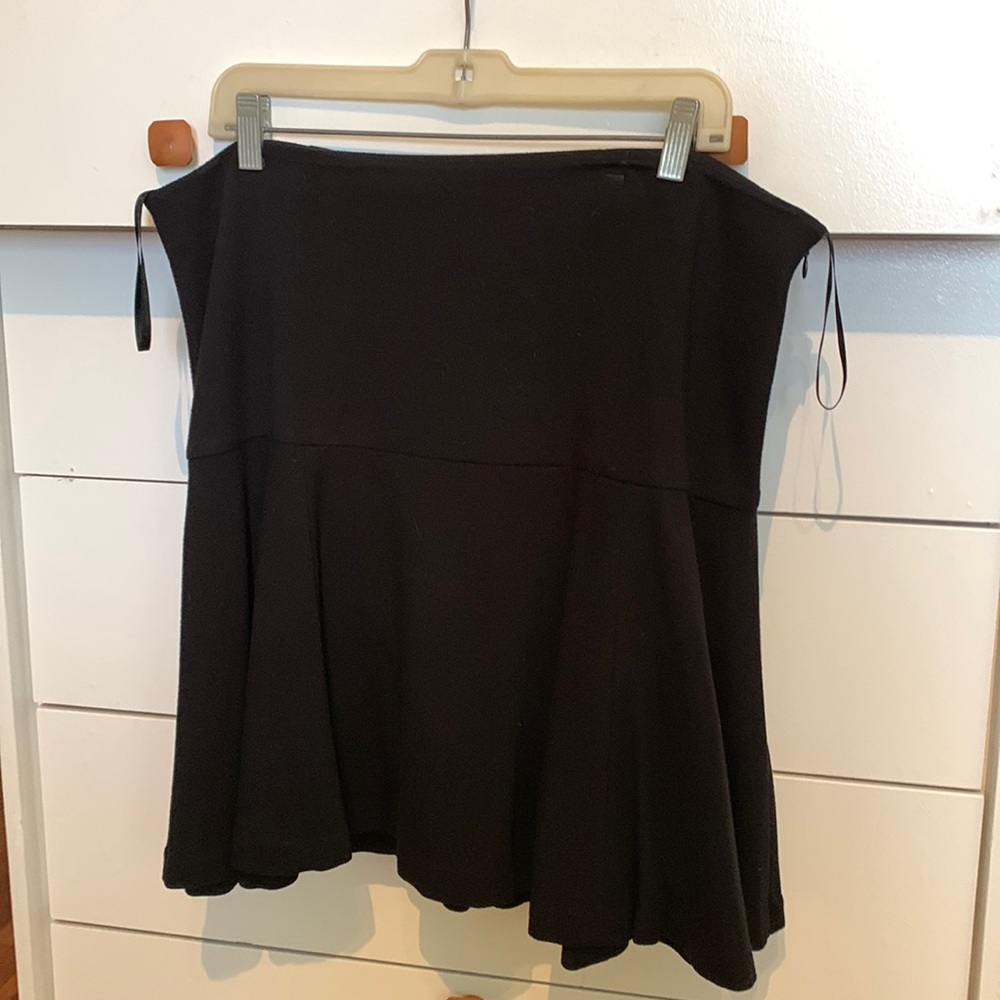 Ralph Lauren tummy fitted skirt that flare slightly at hips. Beautiful fabric